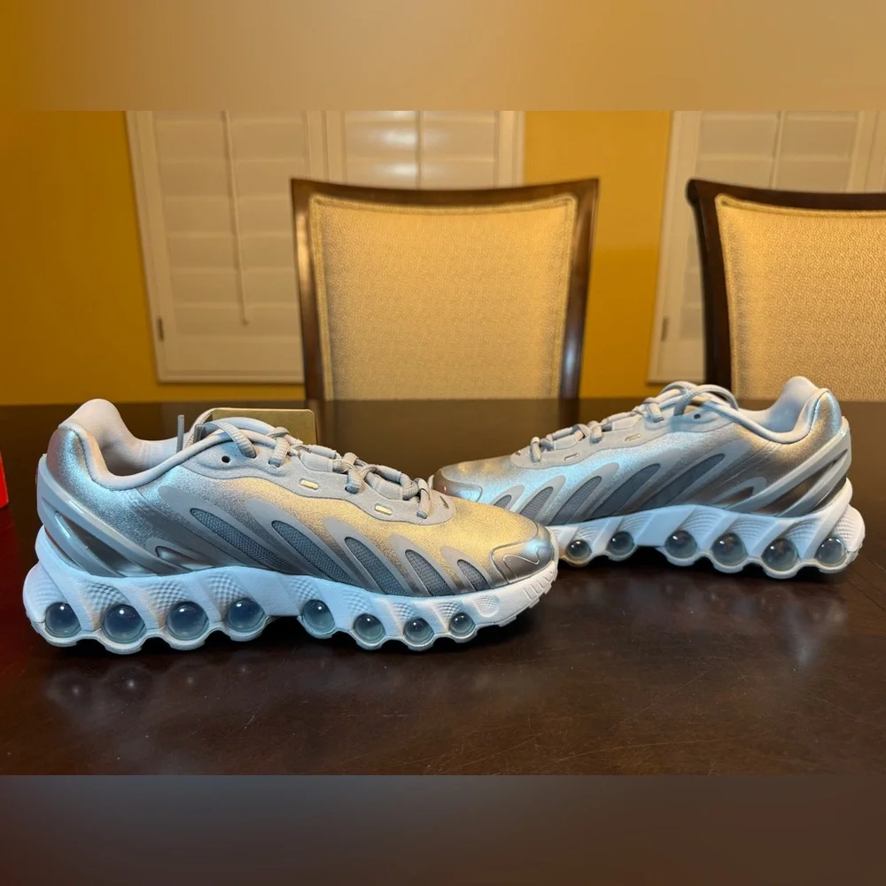 New Nike Air Max DN8 Metallic Silver Sneaker Shoes Size US 7 W / 5.5 M